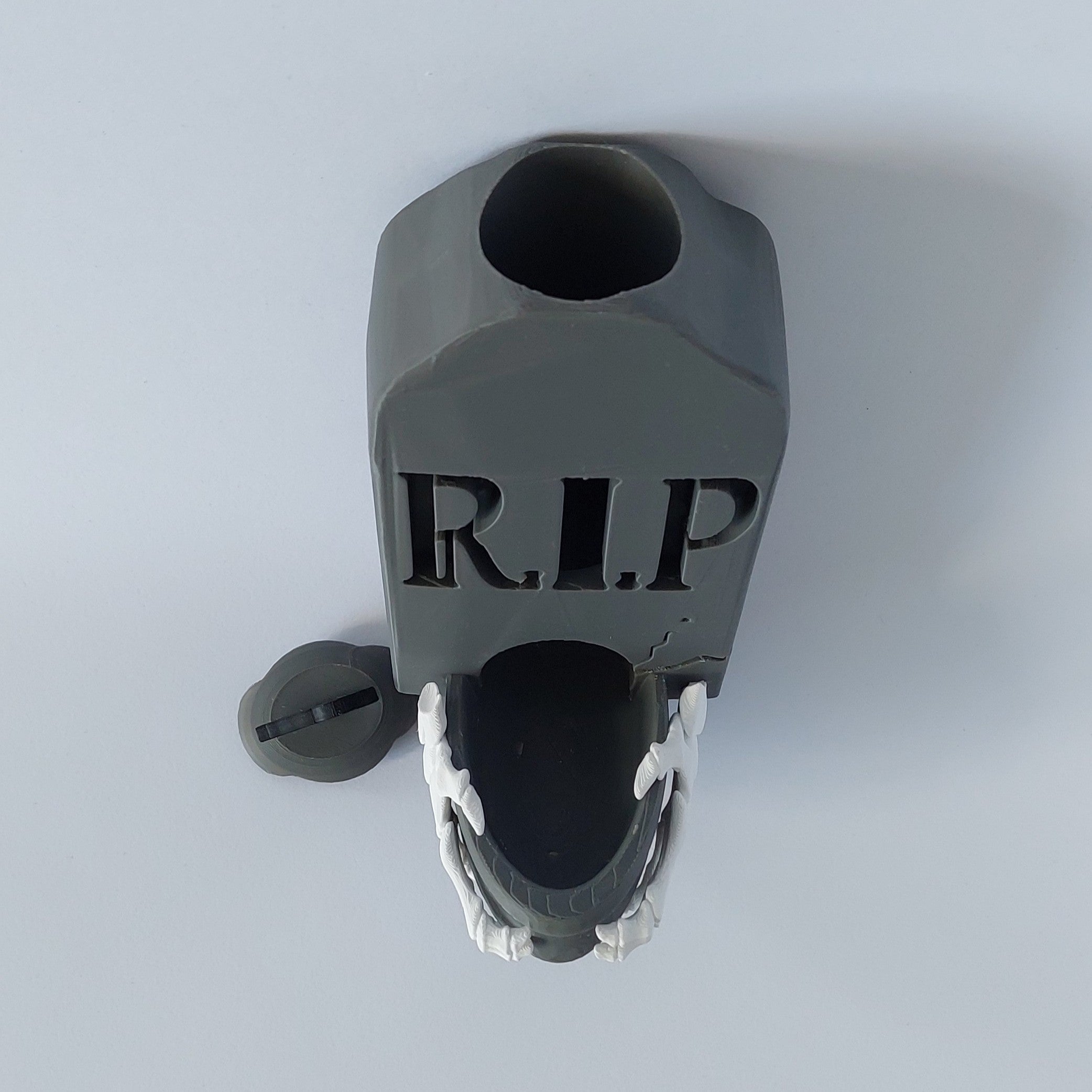 Rat gravestone feeder