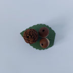 Acorns and pine cone spray holder