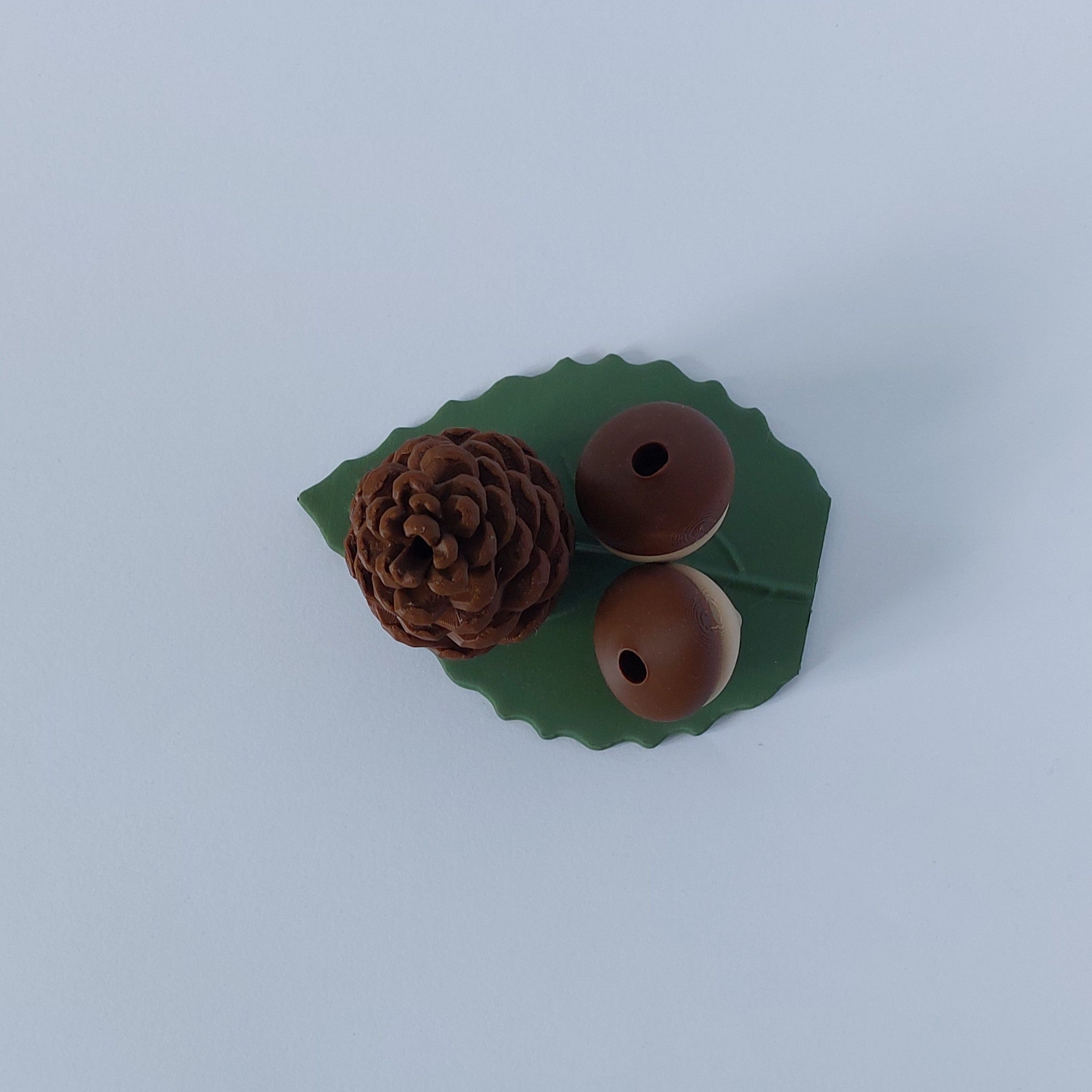 Acorns and pine cone spray holder