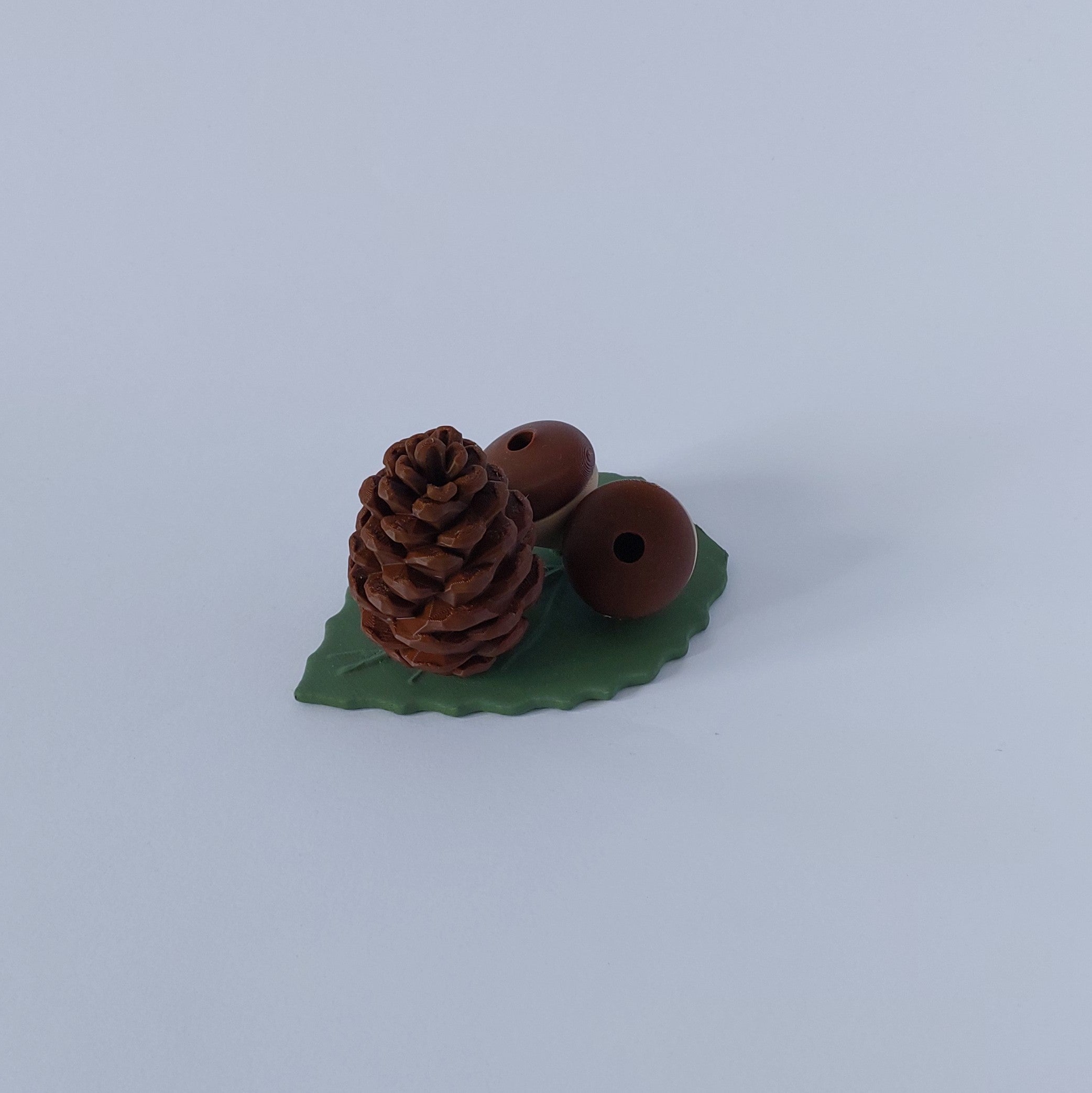 Acorns and pine cone spray holder