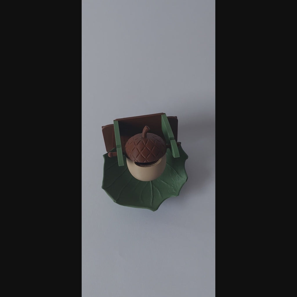 Acorn foraging toy